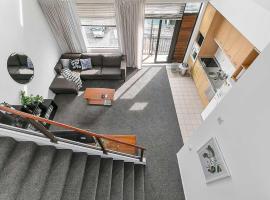 Viesnīca Roomy High-Ceiling Loft Apartment - Free Parking! Oklendā