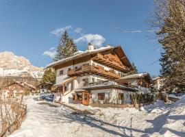 Cantore, Cortina by Short Holidays, hotel sa Cortina dʼAmpezzo