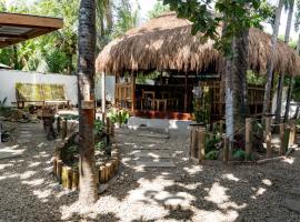 Crazy Bears Hostel, hotel in Moalboal