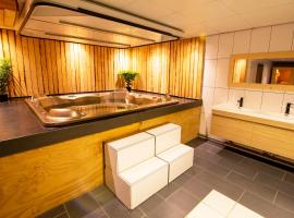 Luxus Familienvilla mit Jacuzzi & Sauna, hotel v destinácii Tzummarum