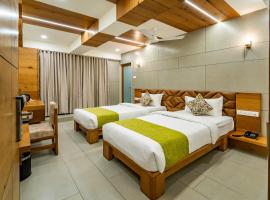 Hotel Pleasant Lake, hotel di Ahmedabad