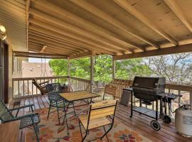 Page Home with Deck and Yard Walk to Rim View Trail, hotel u gradu 'Page'