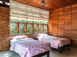 Tha Ma-O Bouteak homestay - Self check-in, hotel v destinaci Lampang