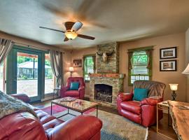 Cozy Home with Media Room Short Walk to Taos Plaza!, hotel u gradu Taos