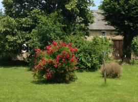 gîte le tilleul de la Fontaine, lemmikkystävällinen hotelli kohteessa Alluy