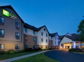 Holiday Inn Express & Suites Bradley Airport, an IHG Hotel