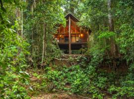 The Canopy Rainforest Treehouses & Wildlife Sanctuary, hotelli kohteessa Tarzali