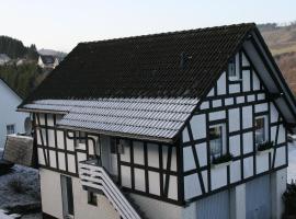 Ferienhaus Zur Ennest, hotell i Schmallenberg