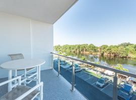 Cape Crossing Resort & Marina, hotel amb jacuzzi a Merritt Island