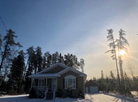 Le Chalet de Claude, au pied des Monts-Valin, בקתה בSaint-David-de-Falardeau