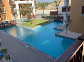 FOREST VIEW LUXURY APARTMENT in 3mins walk to beach pool view wifi, hotelli kohteessa Kololi