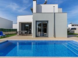 Luxury villa with private pool, hotel u gradu 'Foz do Arelho'