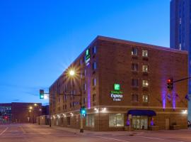 Holiday Inn Express Hotel & Suites Minneapolis-Downtown Convention Center by IHG, hotel na may pool sa Minneapolis