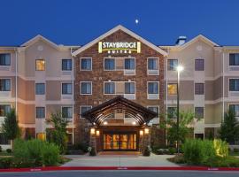 Staybridge Suites Fayetteville, an IHG Hotel โรงแรมในเฟย์เอตต์วิลล์