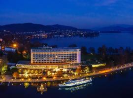 Parkhotel Pörtschach - Das Hotelresort mit Insellage am Wörthersee, hotel de playa en Pörtschach am Wörthersee