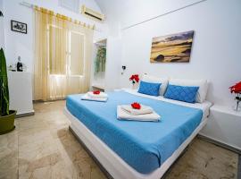 Join Us Low Cost Rooms, hostal o pensió a Kamari