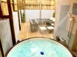 Victory luxury hot tub house, hotel di Blackpool