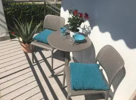 BLUE APARTMENT - a due passi dal lago, parcheggio privato