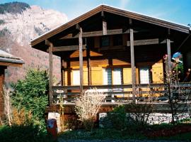 Chalet cosy a Sixt Fer a Cheval avec vue sur la montagne, Hotel in Sixt