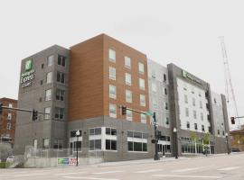 Holiday Inn Express & Suites - Omaha Downtown - Airport, an IHG Hotel，奧馬哈的飯店