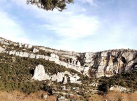 Vue panoramique sur le château,montagne et grottes, country house sa Fontaine-de-Vaucluse