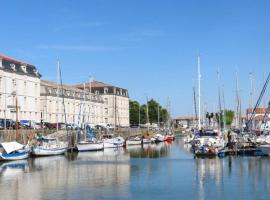 La Fayette 2*, Meublé tout confort avec vue sur le port, hotelli kohteessa Rochefort