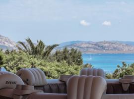 Villa Boat - in front of the Sea, hotel z jacuzziji v mestu Stintino