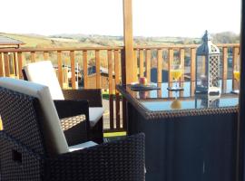 luxury timber pet friendly lodge with private hot tub 2 to 6 guests, outstanding views nr Paignton, hotel di Paignton