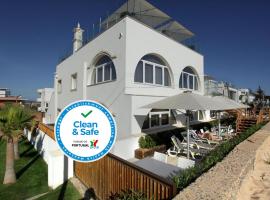 Golden Beach Guest House & Rooftop Bar, hotel de playa en Faro