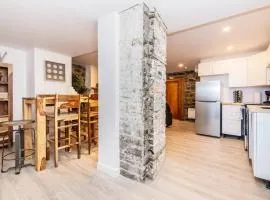 Modern Meets Rustic- 2 Bedroom in Old Quebec