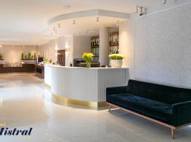 Hotel Mistral، فندق في ماركي