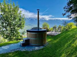 Eco Lodge with Jacuzzi and View in the Swiss Alps โรงแรมในGrône