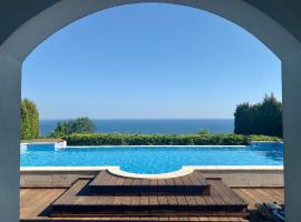 Private seaview villa in BlackSeaRama - 1st line, hotelli kohteessa Balchik