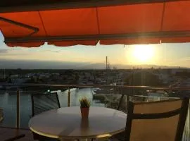 Vue Panoramique sur la Mediterrannée, appartement sur canal & proche plage