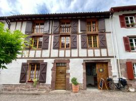 Gite de la Porte Saint Jacques: a hostel for pilgrims، بيت شباب في سان جان بييه دو بور