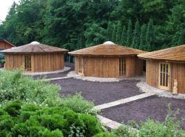 Glamp V Hluboké - Yurts and Wooden Houses, viešbutis su baseinais mieste Vsetynas