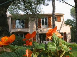 Les Chambres d'Hotes au Bois Fleuri – hotel w mieście Roquebrune-sur Argens