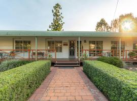 Birds 'n' Bloom Cottages, hotel in Yungaburra