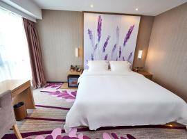 Lavande Hotel Haining Leather City Yintai Branch: Jiaxing şehrinde bir otel