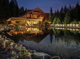 Wellness Hotel Ondrášův dvůr, hotel con jacuzzi en Bílá