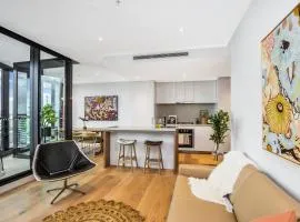 KOZYGURU FORTITUDE VALLEY DESIGNER GRADE 2 BED APT FREE PARKING QFV179-1401