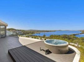 Stylish Penthouse with Views & Jacuzzi, hotel di Gosford