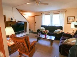 Quaint Condo 5 minutes to the ski slopes Valley Park D1