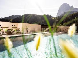 Hotel Touring Dolomites, hotel in Santa Cristina Gherdëina