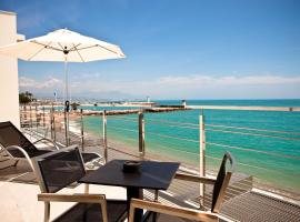 Villa Azur, hotel in Villeneuve-Loubet