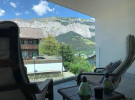 Montanas - Luxuswohnung mit Kamin - Nahe Caumasee & Talstation, khách sạn ở Flims