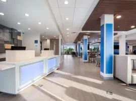 Holiday Inn Express & Suites Chicago - Hoffman Estates, an IHG Hotel