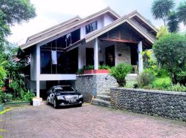 Holidayhome Alam Cipanas Puncak, hotel a Puncak