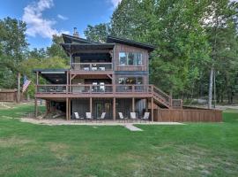 Waterfront Beaver Lake Hideaway with Kayaks and More!, hotel in Springdale