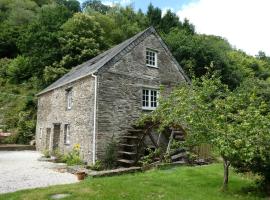 Jopes Mill and Lodge, villa í Looe